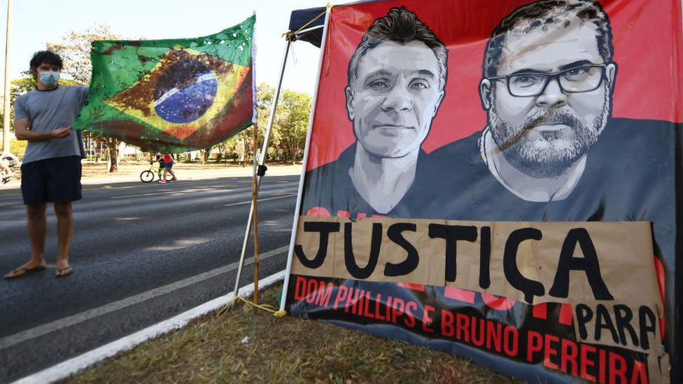 Manifestante pede justiça após o desaparecimento do jornalista britânico Dom Phillips e o indigenista Bruno Pereira na Amazônia em junho de 2022. Ambos foram assassinados enquanto colaboravam para uma reportagem.