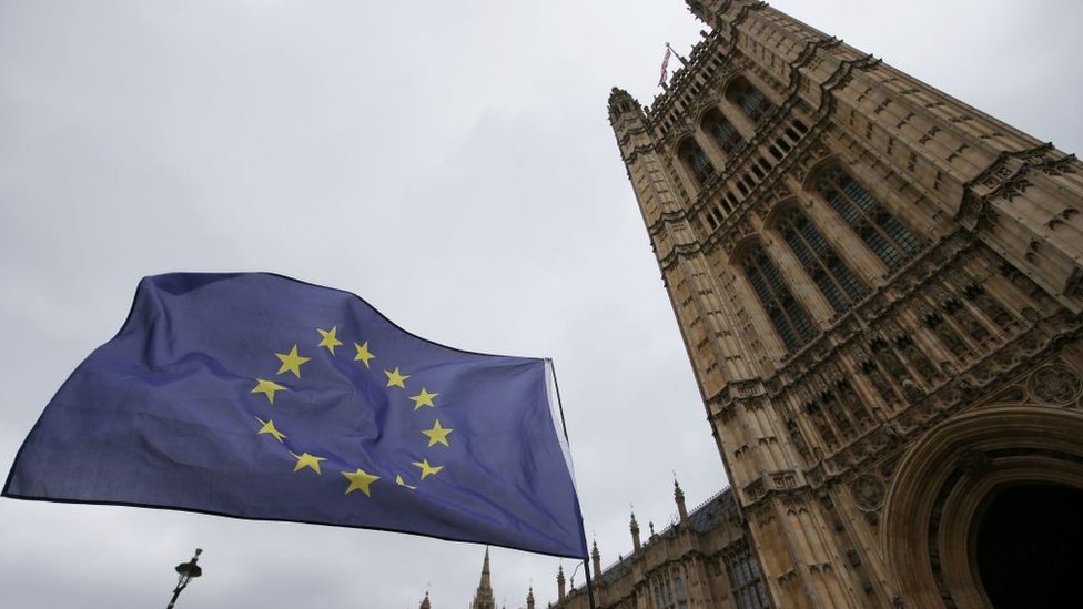 La votación a favor del Brexit causó pánico entre muchos habitantes del Reino Unido y los llevó a pedir información sobre segundas ciudadanías. Bandera de la Unión Europea flameando cerca a Westminster