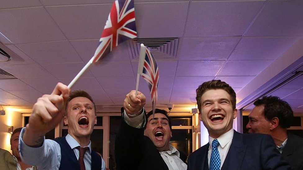 Partidarios del Brexit con banderas de Reino Unido.