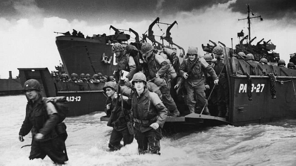 Soldados desembarcan en Normandía