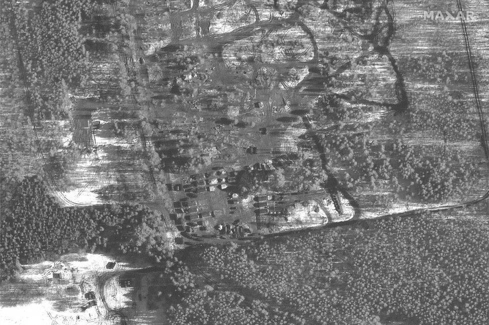 Una imagen satelital proporcionada por Maxar Technologies muestra tiendas de campaña para tropas y un área de viviendas en Pochep, Rusia.