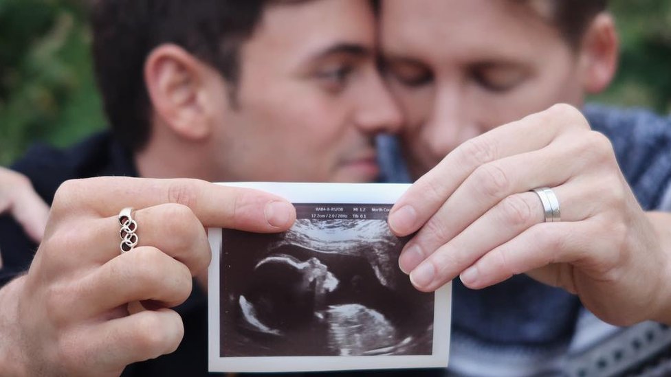 Tom Daley y Dustin Lance Black con la ecografía del bebé