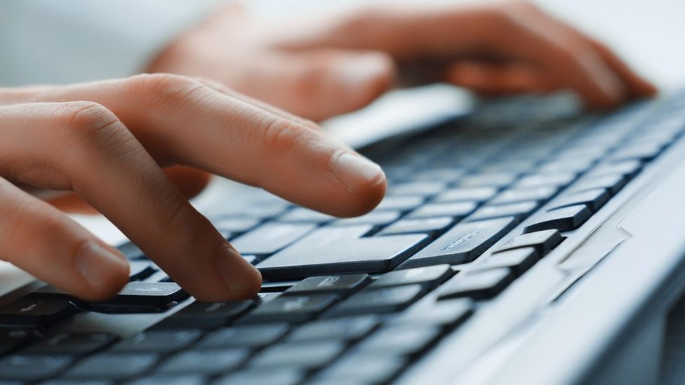 Angela Gregory, una terapeuta psicosexual en Inglaterra, señala que una de las preguntas que le hace a sus pacientes jóvenes es sobre su consumo de pornografía. Un teclado