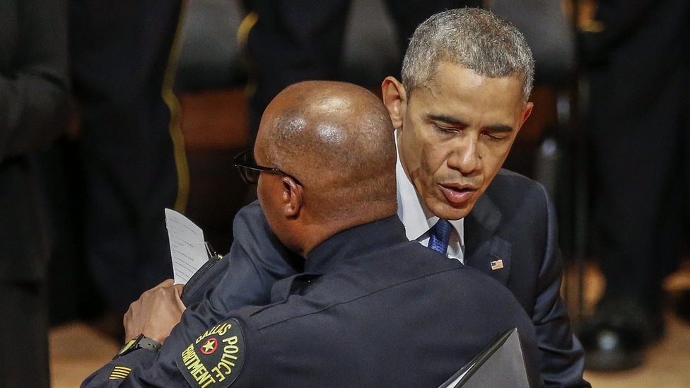 Барак Обама обнимает начальника полиции Дэвида Брауна