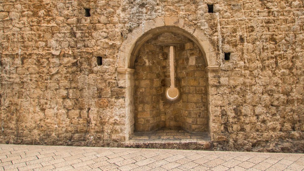 Бойница в стене в Дубровнике