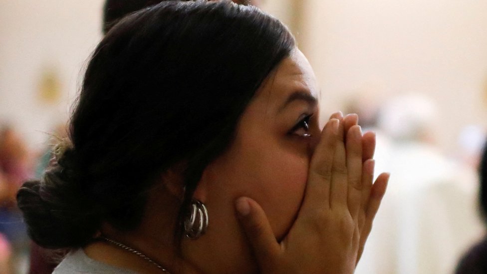 Una mujer en una misa por las víctimas del tiroteo en Uvalde