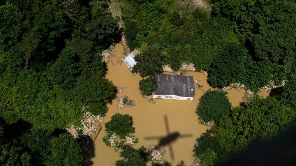 شوهدت مروحية إنقاذ تابعة للحرس الوطني في ولاية كنتاكي فوق منزل حاصرته المياه بالقرب من مدينة جاكسون