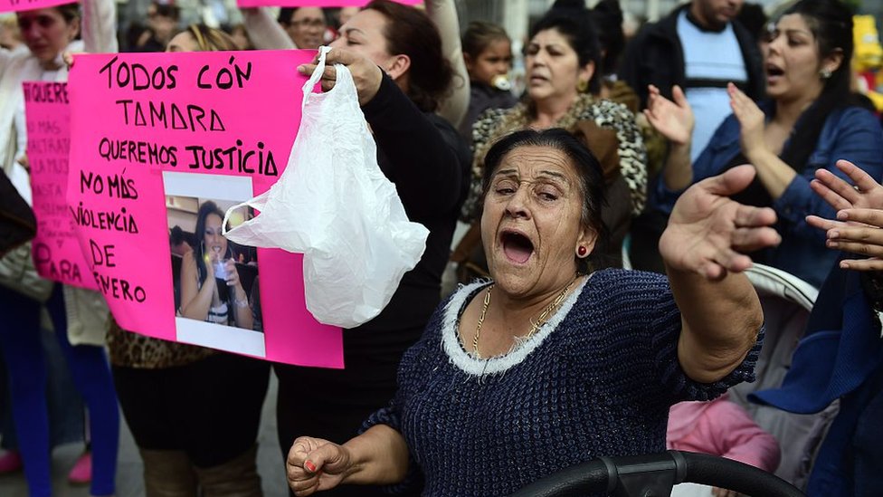 Члены цыганской общины держат плакаты с надписью «Справедливость для Тамары» во время акции протеста против насилия в семье и смерти Тамары Симон Баррул в Мадриде 10 апреля 2015 г.