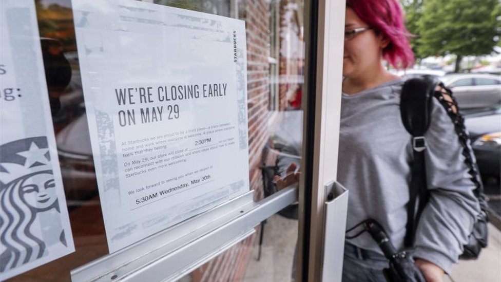 Con carteles en las puertas, los clientes fueron informados sobre el cierre de las cafeterías durante cuatro horas.