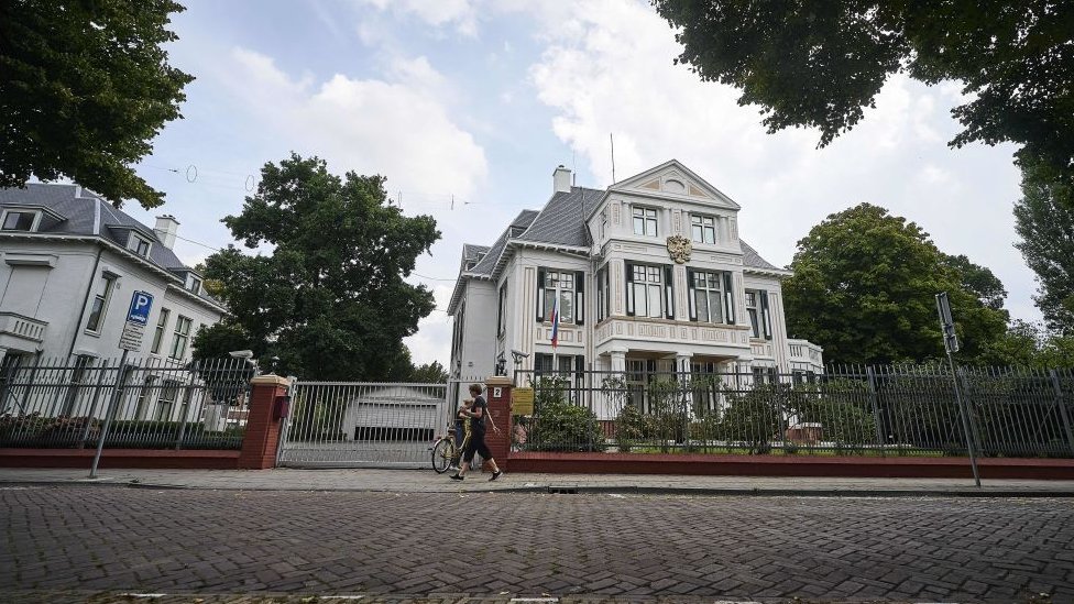 На изображении показано посольство России в Гааге