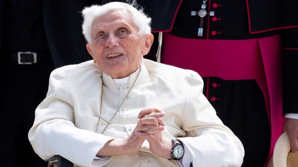 El Papa Emérito Benedicto XVI hace un gesto en el aeropuerto de Munich antes de su partida a Roma, el 22 de junio de 2020.