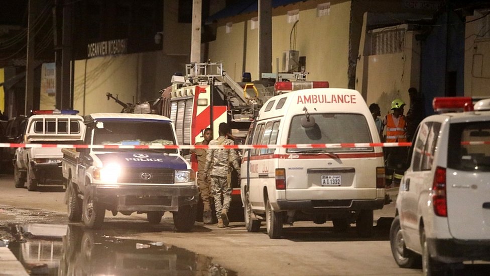 Vehículos de emergencia alrededor del hotel después de la explosión del 16 de agosto de 2020.