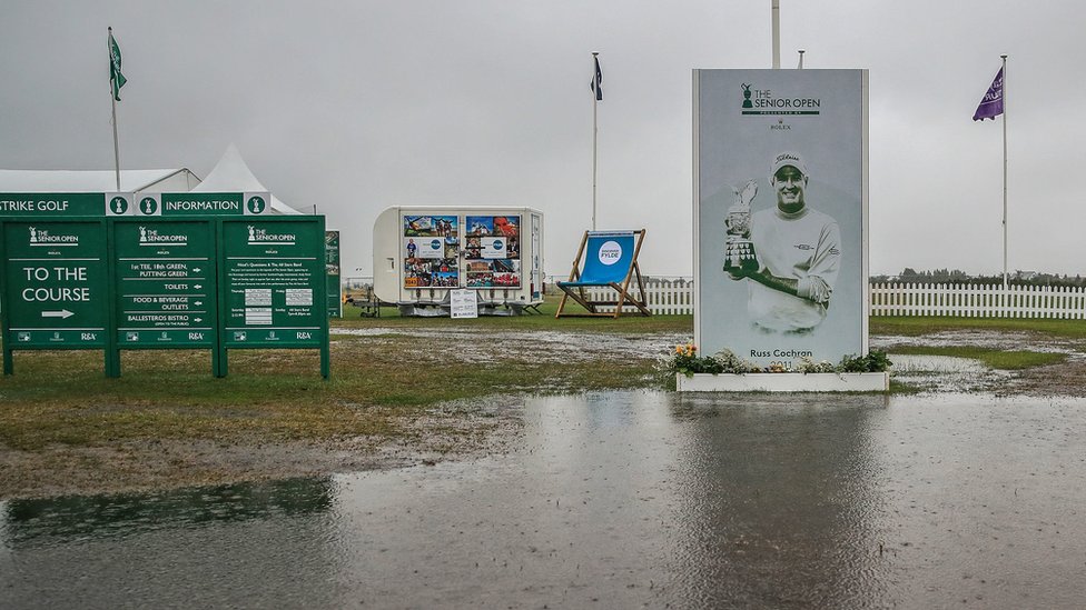 Дождь залил поле для гольфа Royal Lytham в последний день турнира Senior Open