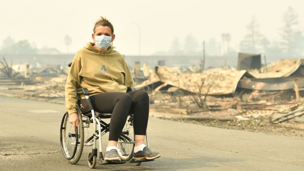 Las autoridades decretaron alertas por la calidad del aire en varias zonas de la bahía de San Francisco. mujer con tapaboca