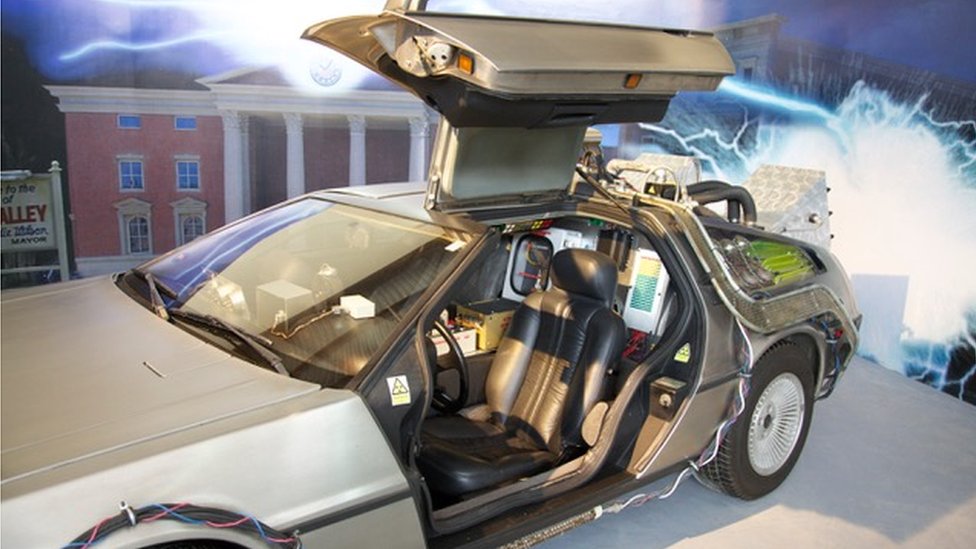 Un Delorean de la película Volver al Futuro se expone en el Museo del Automóvil de Santa Cruz.