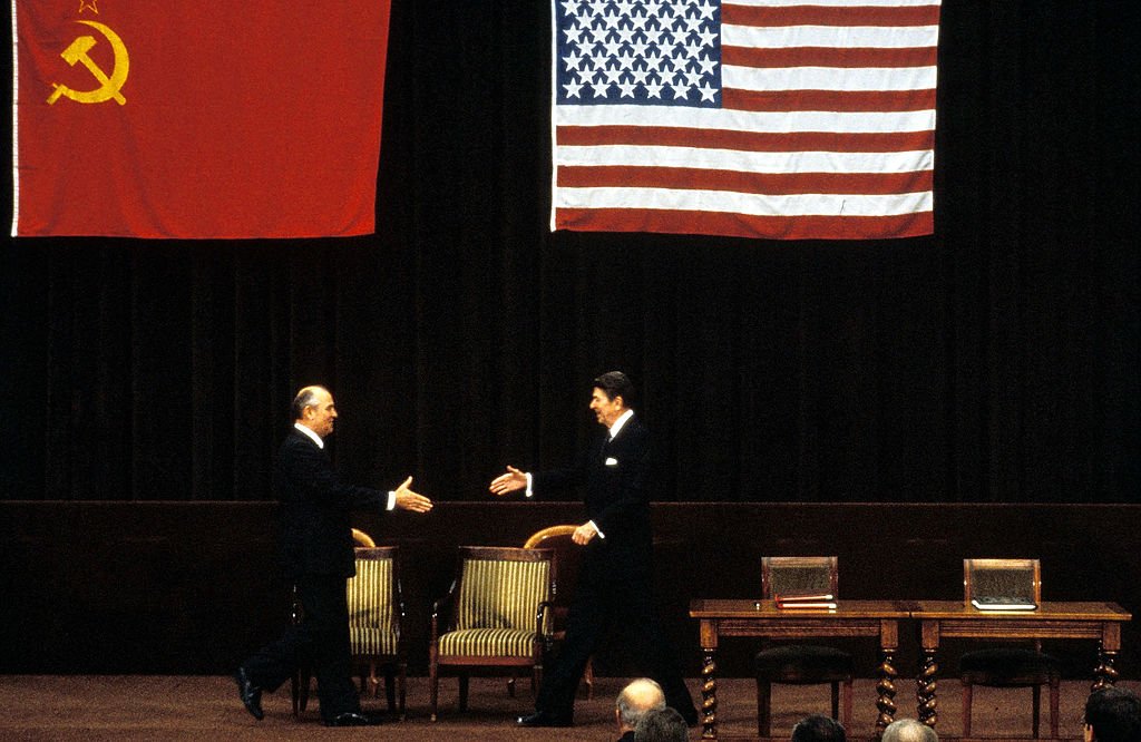 1985年11月，美蘇領導人里根和戈爾巴喬夫歷史性會晤。