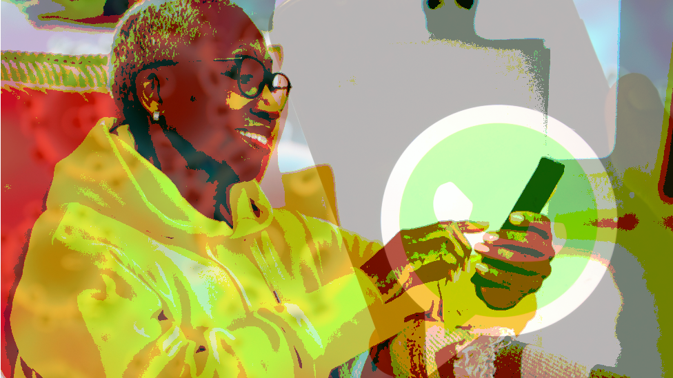 Составное изображение женщины, смотрящей на телефон с логотипом WhatsApp на телефоне