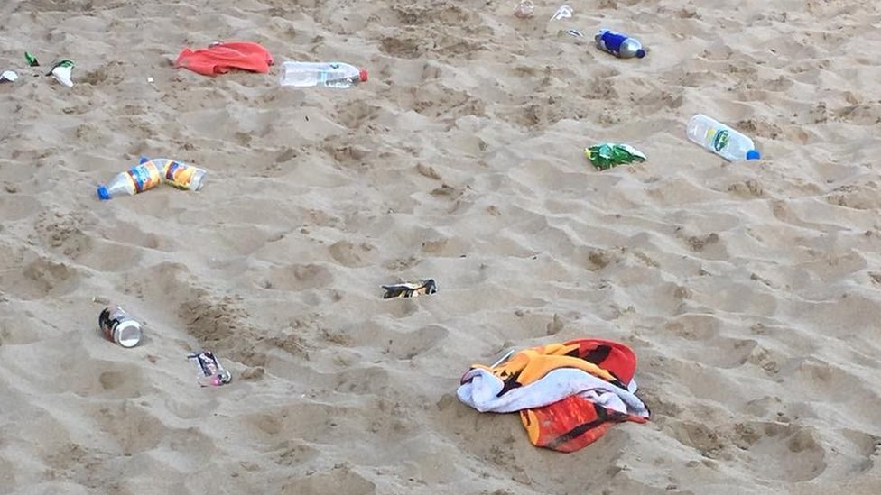 На пляже Барри Айленд остался мусор