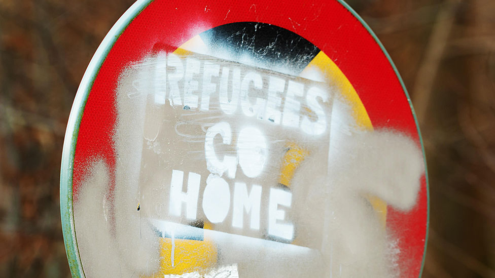 Табличка с надписью «Беженцы идут домой»