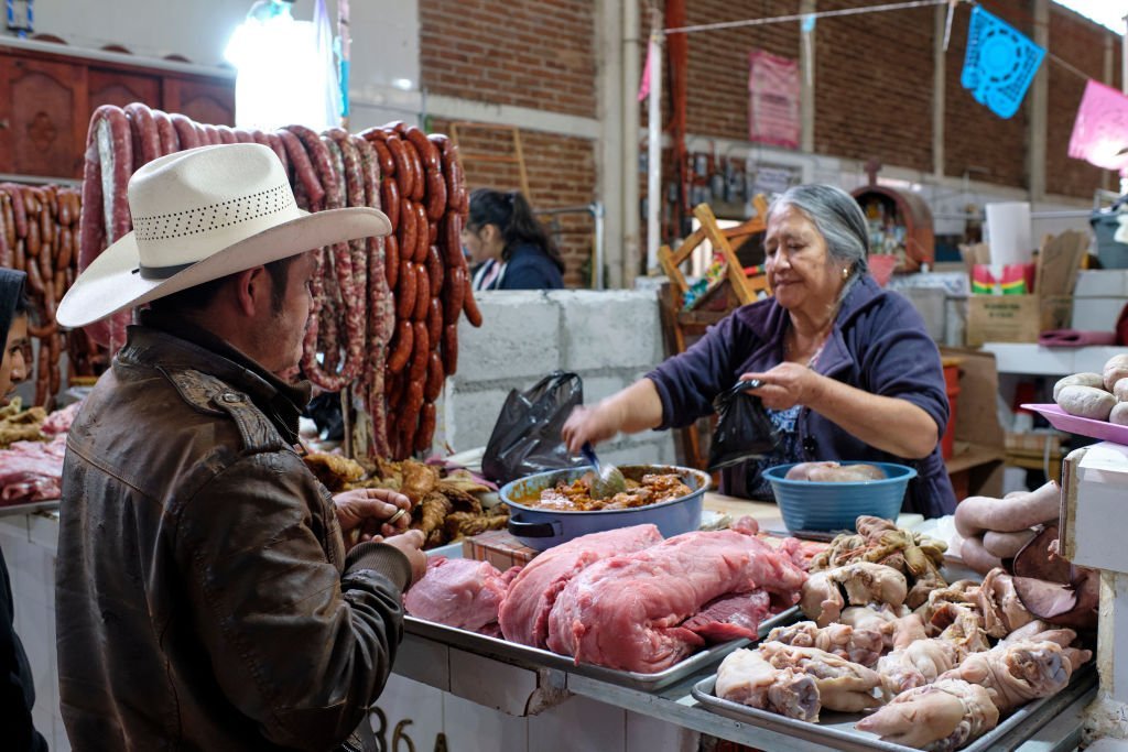 Venta de carne en un mercado de México.