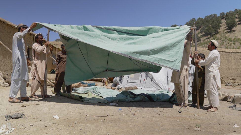 عائلة تشيد خيمة في باكتيكا أفغانستان