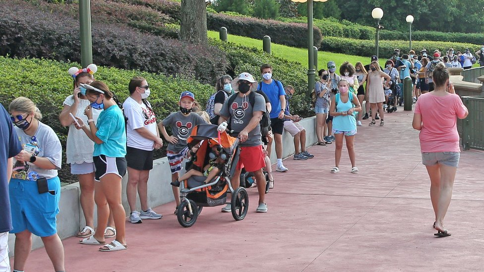 La gente hace cola fuera de Walt Disney World