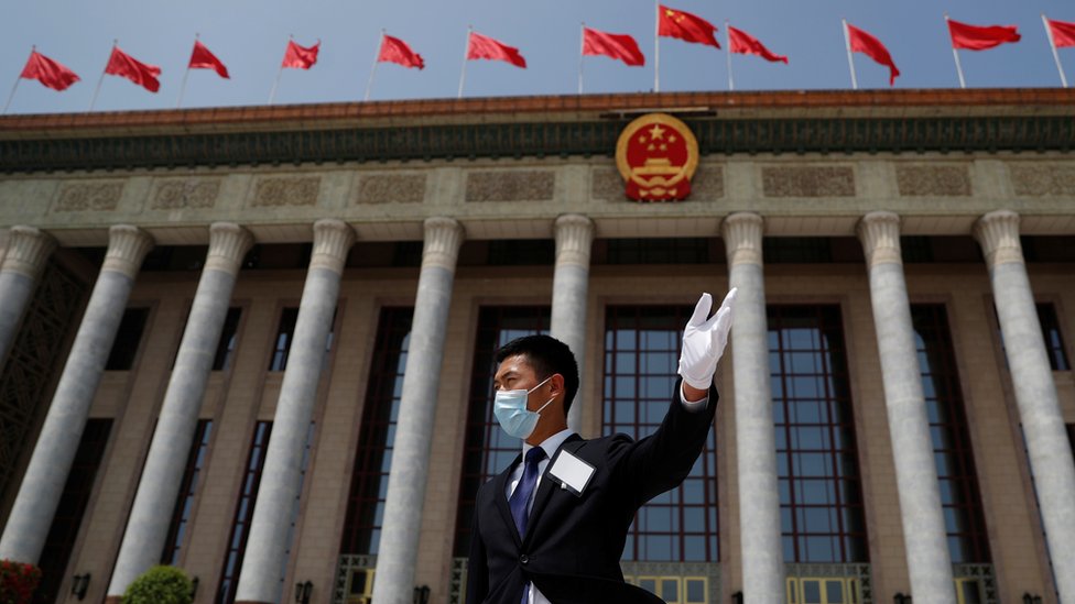 北京人民大會堂外一名戴著口罩的保安員在指揮人員動線（22/5/2020）