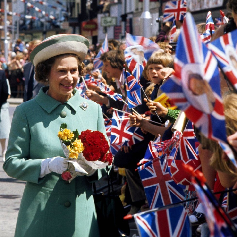 La reina Isabel II en un paseo en Portsmouth durante su gira del Jubileo de Plata por Gran Bretaña