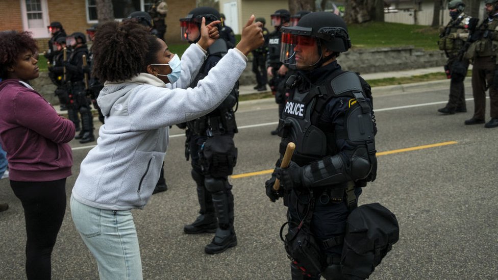 明尼蘇達州抗議婦女面對警察