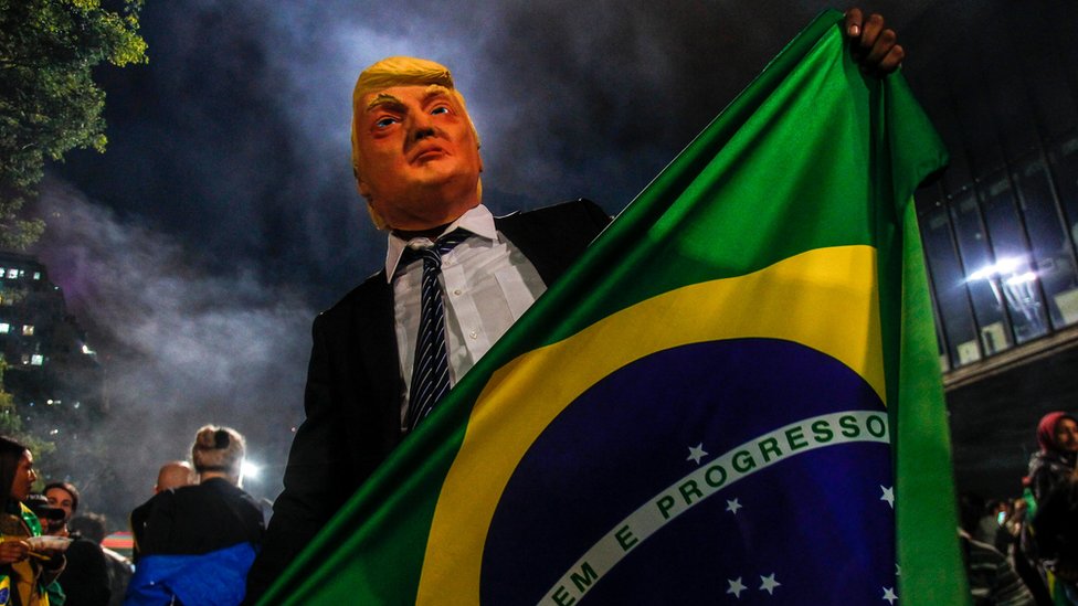 Manifestante en Brasil con máscara de Donald Trump
