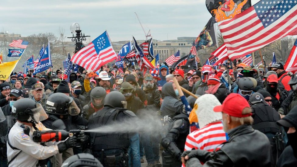 Los partidarios de Trump chocan con la policía y las fuerzas de seguridad cuando la gente intenta asaltar el edificio del Capitolio de los Estados Unidos en Washington, DC, el 6 de enero de 2021