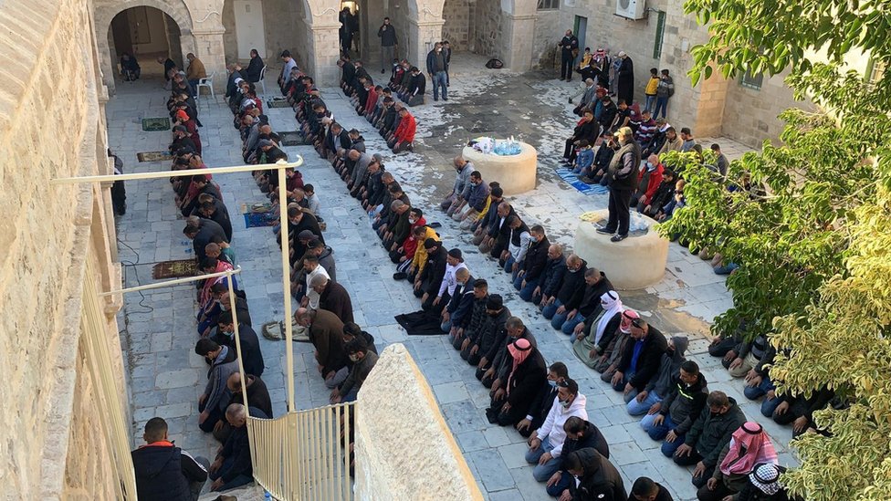 Палестинские мусульмане молятся на месте Наби Муса на Западном берегу 27 декабря 2020 года