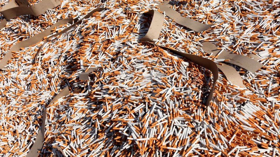 Miles de millones de cigarrillos se venden cada año en el mundo. Cigarrillos amontonados