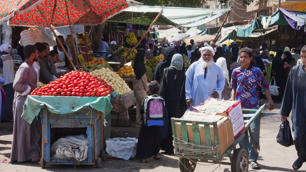 تؤدي زيادة أسعار الوقود إلى ارتفاع تكلفة النقل وبالتالي أسعار الكثير من السلع الاستهلاكية