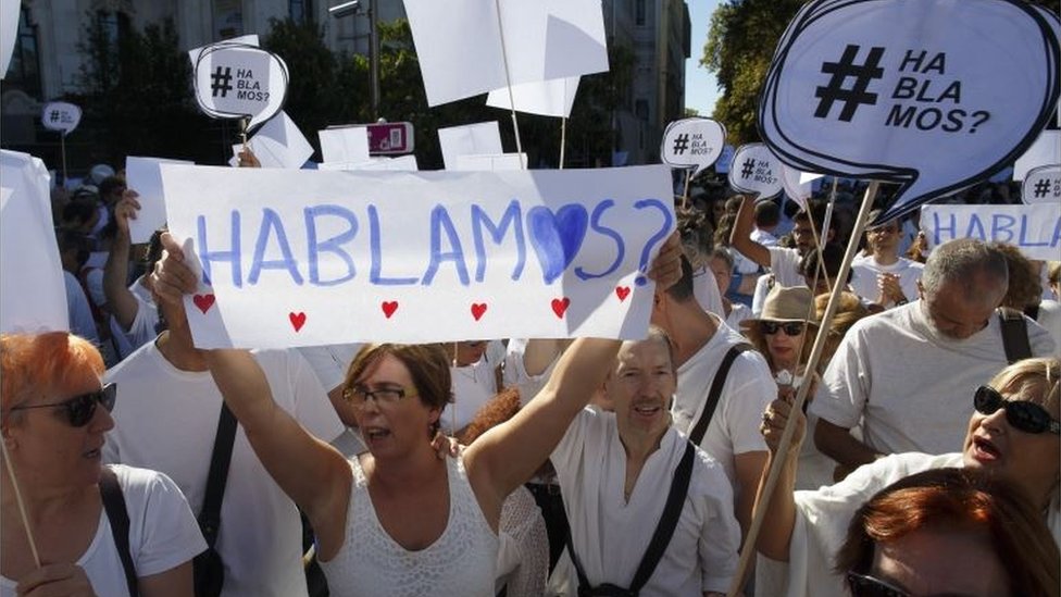 Los asistentes se vistieron de blanco y entonaron consignas como "Catalanes, hermanos no somos Mariano", "Bla bla bla queremos hablar" y "Menos odio y más conversación". Manifestación en Madrid