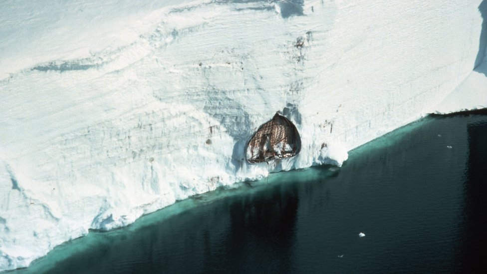 Халлей III, база, где жил и работал Питер Гиббс, была заброшена в 1984 году. На этом снимке, сделанном в 1993 году, видно, что она раздавлена ??под тяжестью скопления снега и перенесена на несколько миль к побережью движущимся шельфовым ледником.