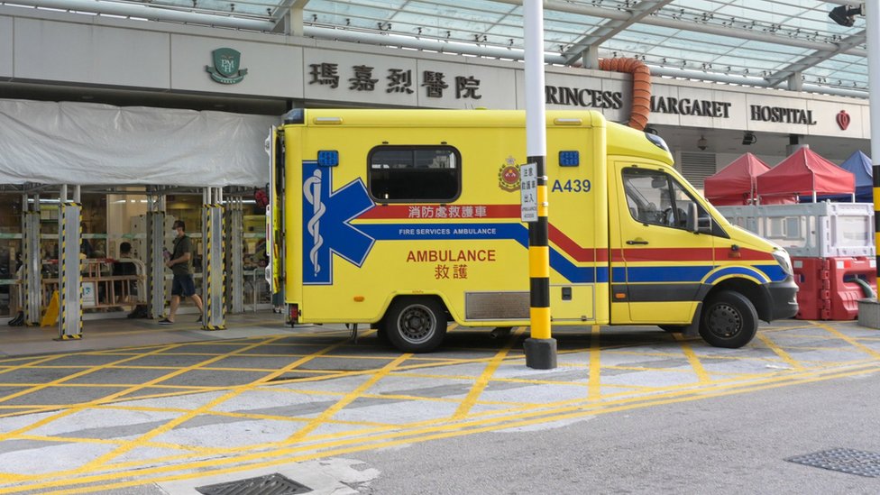 香港新界葵涌瑪嘉烈醫院急診室外一輛救護車停車（中新社圖片15/8/2022）