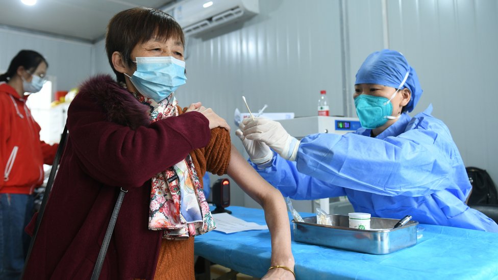 浙江杭州一名老年人在接種新冠疫苗（中新社圖片7/12/2022）