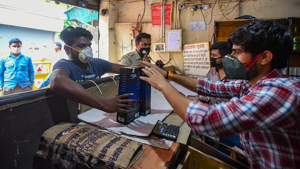 Выпивка становится все более доступной для многих в Индии