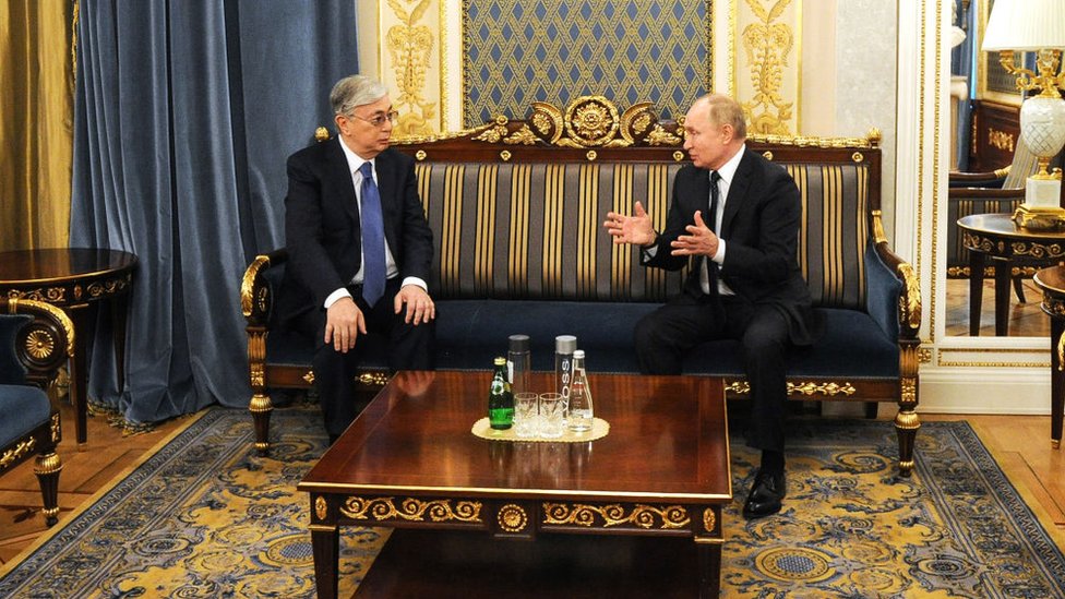 El presidente de Kazajistán, Kasim-Yomart Tokaev, junto a su par ruso, Vladímir Putin.