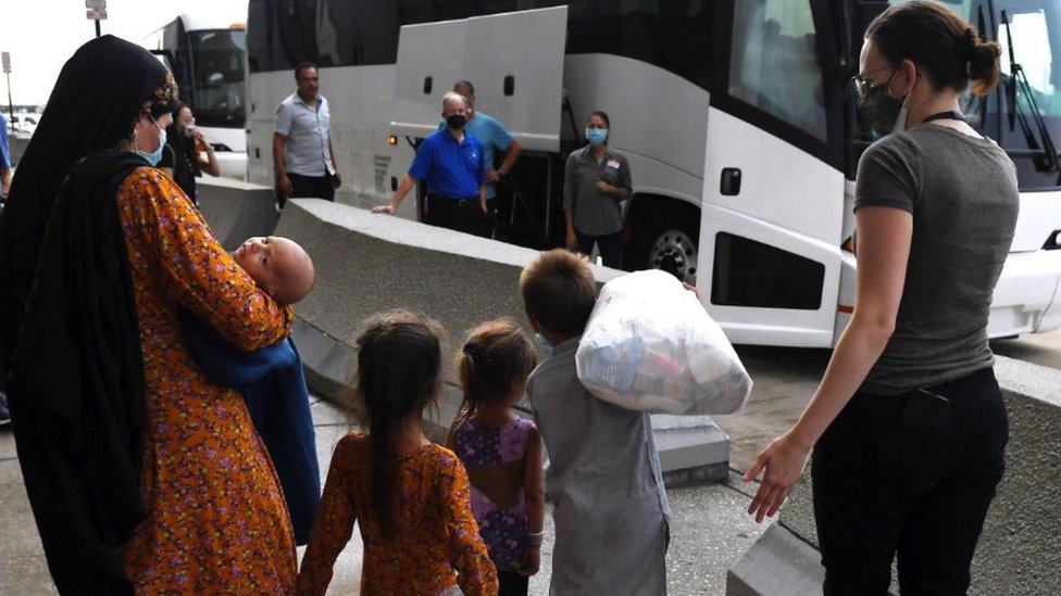 Keluarga Afghanistan tiba di bandara AS.