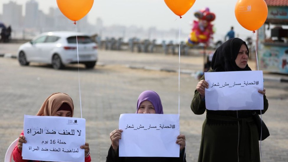 نساء فلسطينيات يشاركن في حملة وقف العنف ضد المرأة