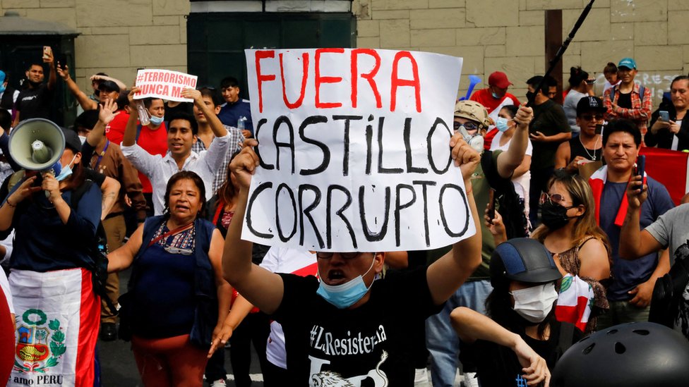 Manifestantes protestando contra Castillo este miércoles en Perú.