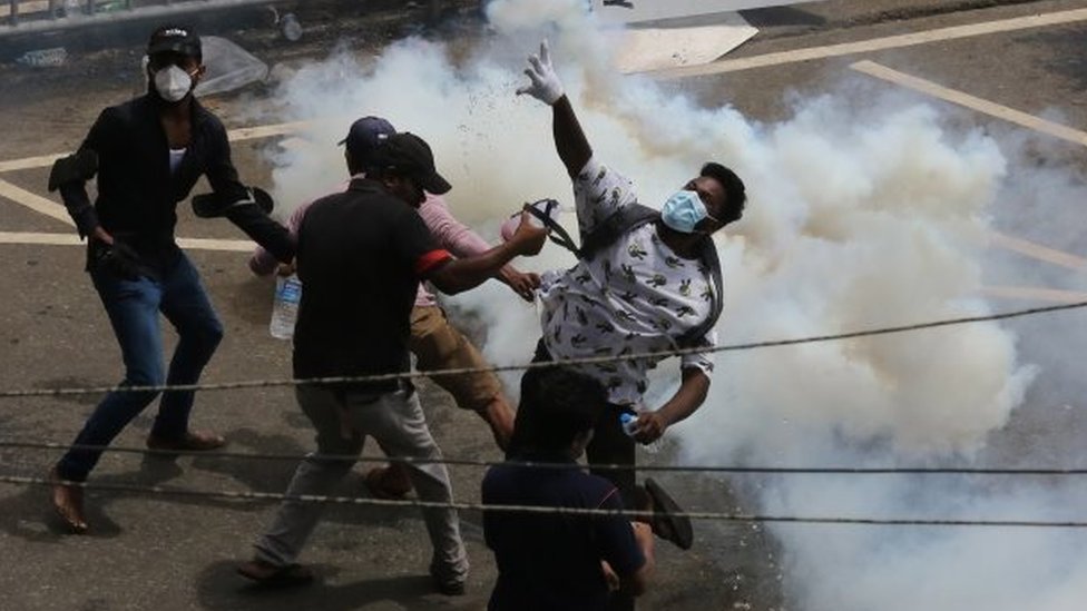 أطلقت الشرطة قنابل الغاز لتفريق المتظاهرين