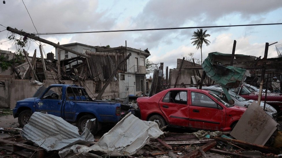 Autos, casas y tendido eléctrico destrozados. Autos, casas y tendido eléctrico destrozados.