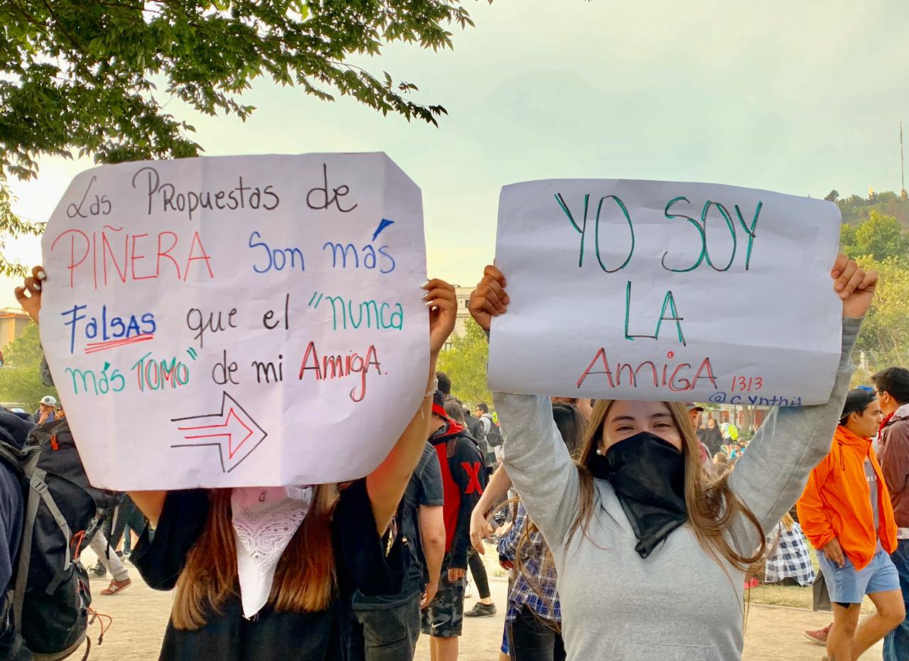 Los Ingeniosos Carteles Que Protagonizan Las Protestas En Chile