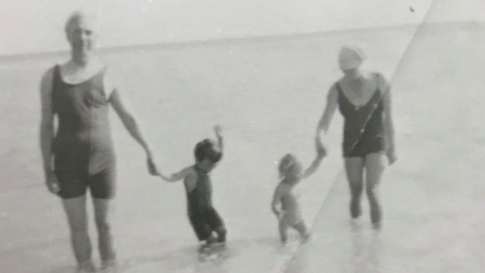 Бертран Рассел на берегу моря со своей семьей