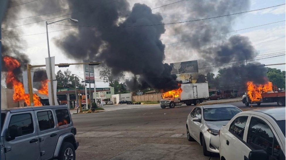Autos incendiados en Culiacán tras el operativo para capturar al hijo de "El Chapo".