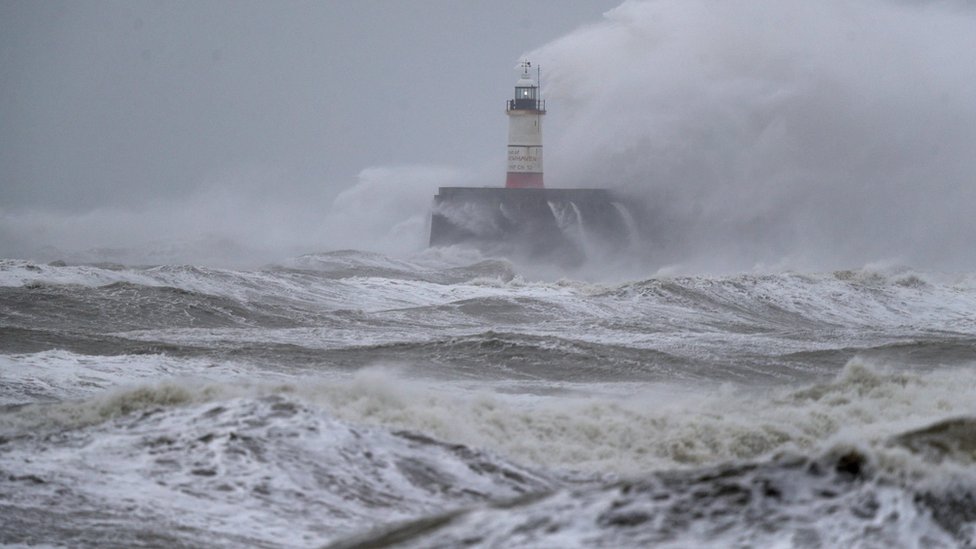 Маяк среди волн в Ньюхейвене в Восточном Сассе во время шторма Сиара