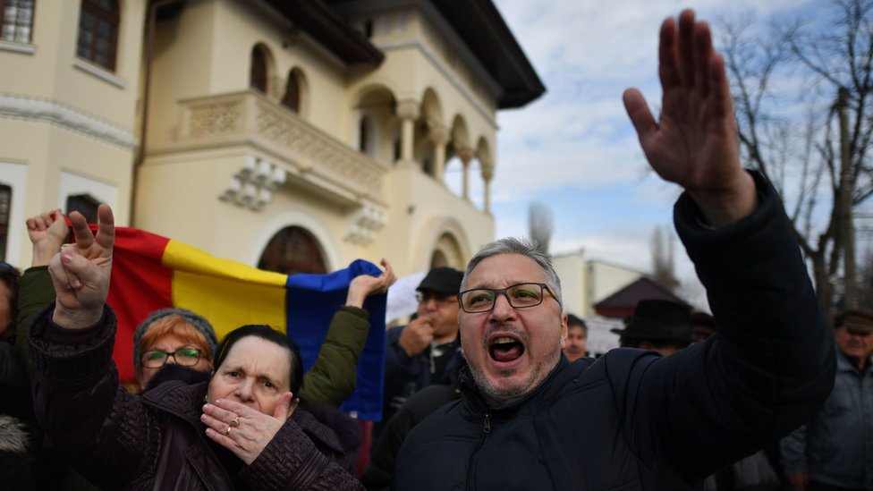 сторонники правительства у президентской резиденции, дворца Котрочень, в Бухаресте 5 февраля